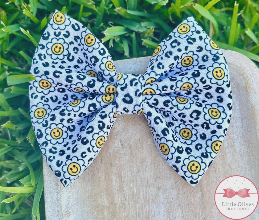 Leopard daisies bow