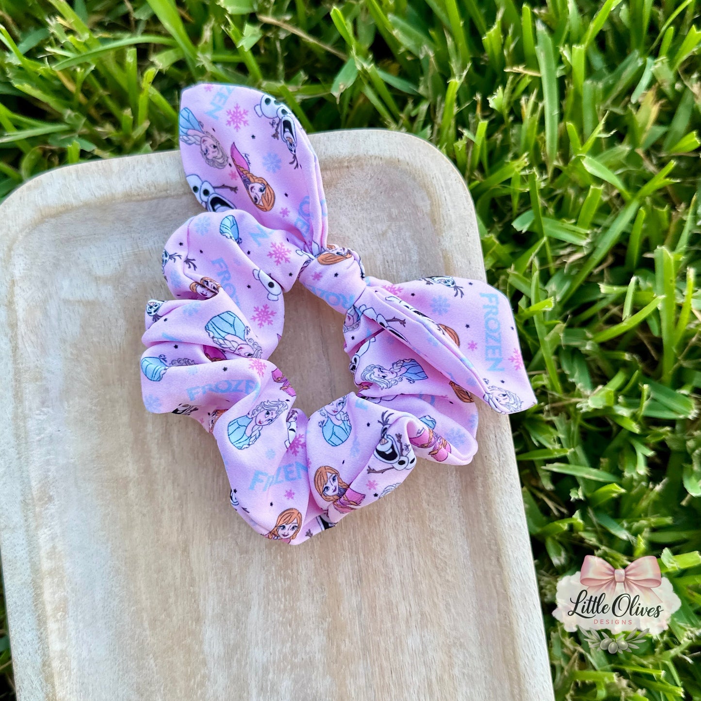 ICE SISTERS SCRUNCHIE