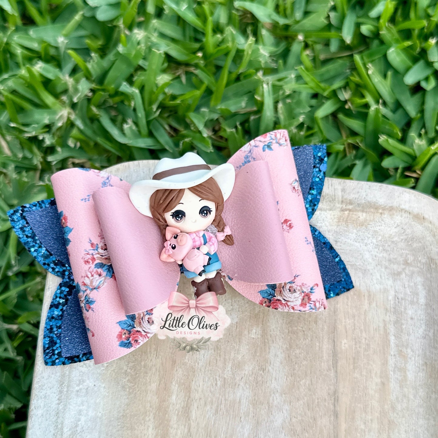 PINK PIG FARM GIRL CLAY BOW