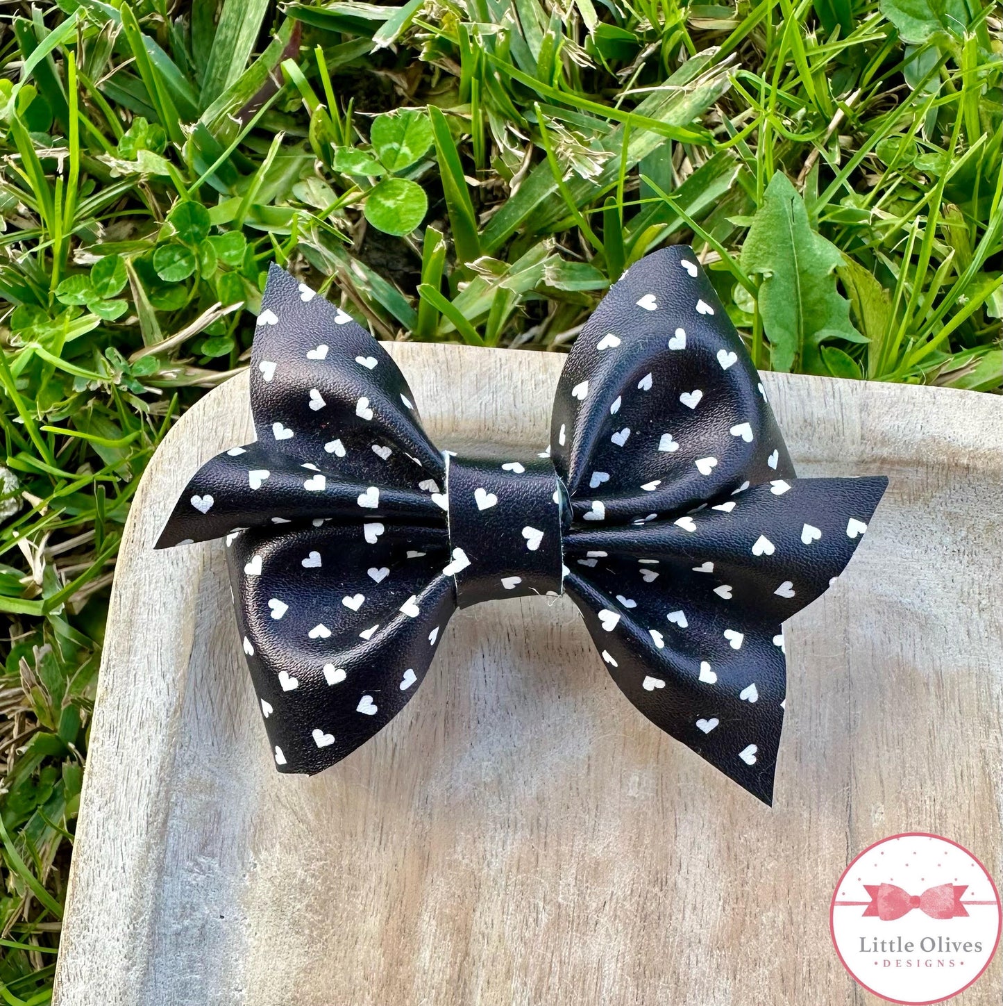 WHITE & BLACK HEARTS LARKIN BOW