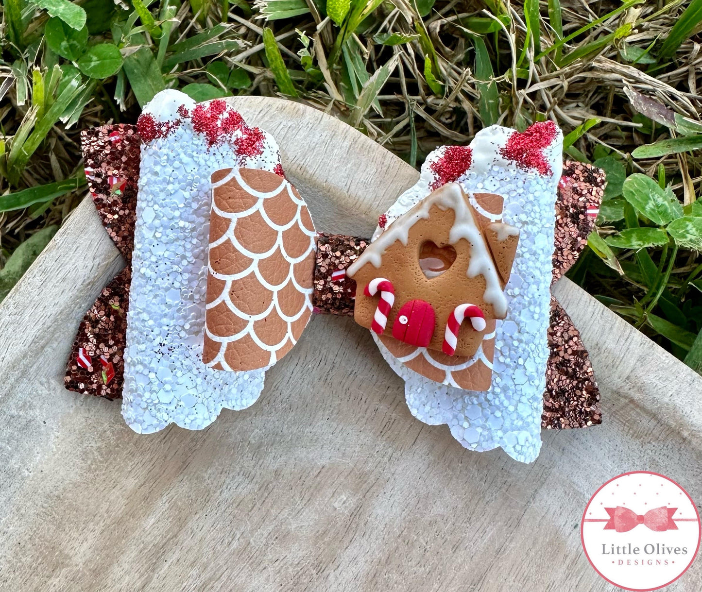 GINGERBREAD HOUSE CLAY BOW