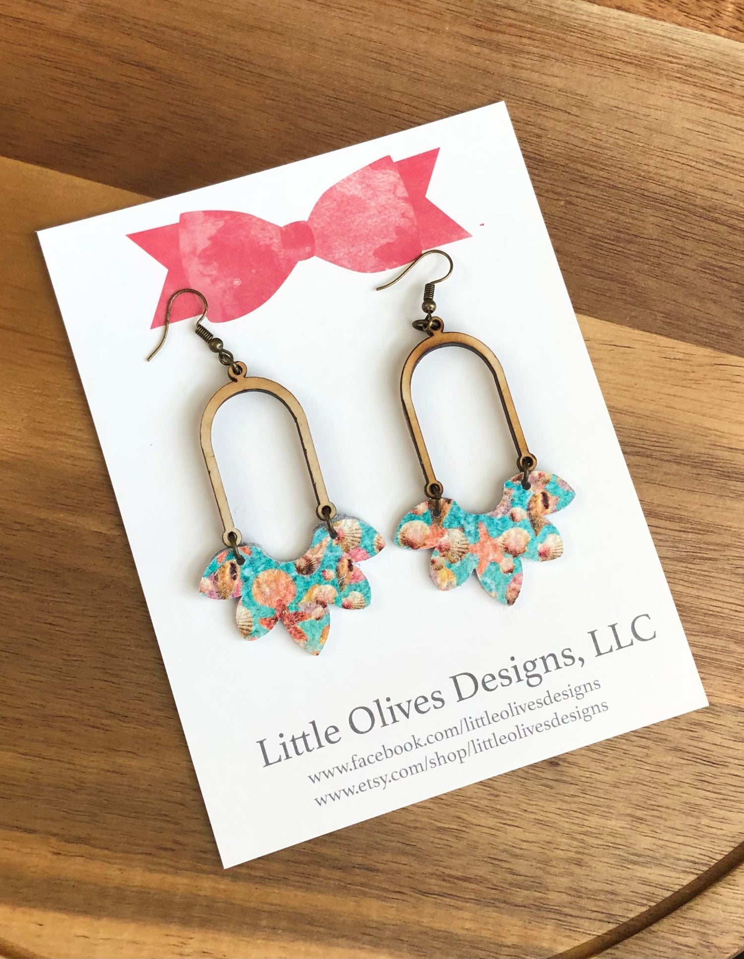 Seashell earrings - beach themed earrings / genuine leather earrings