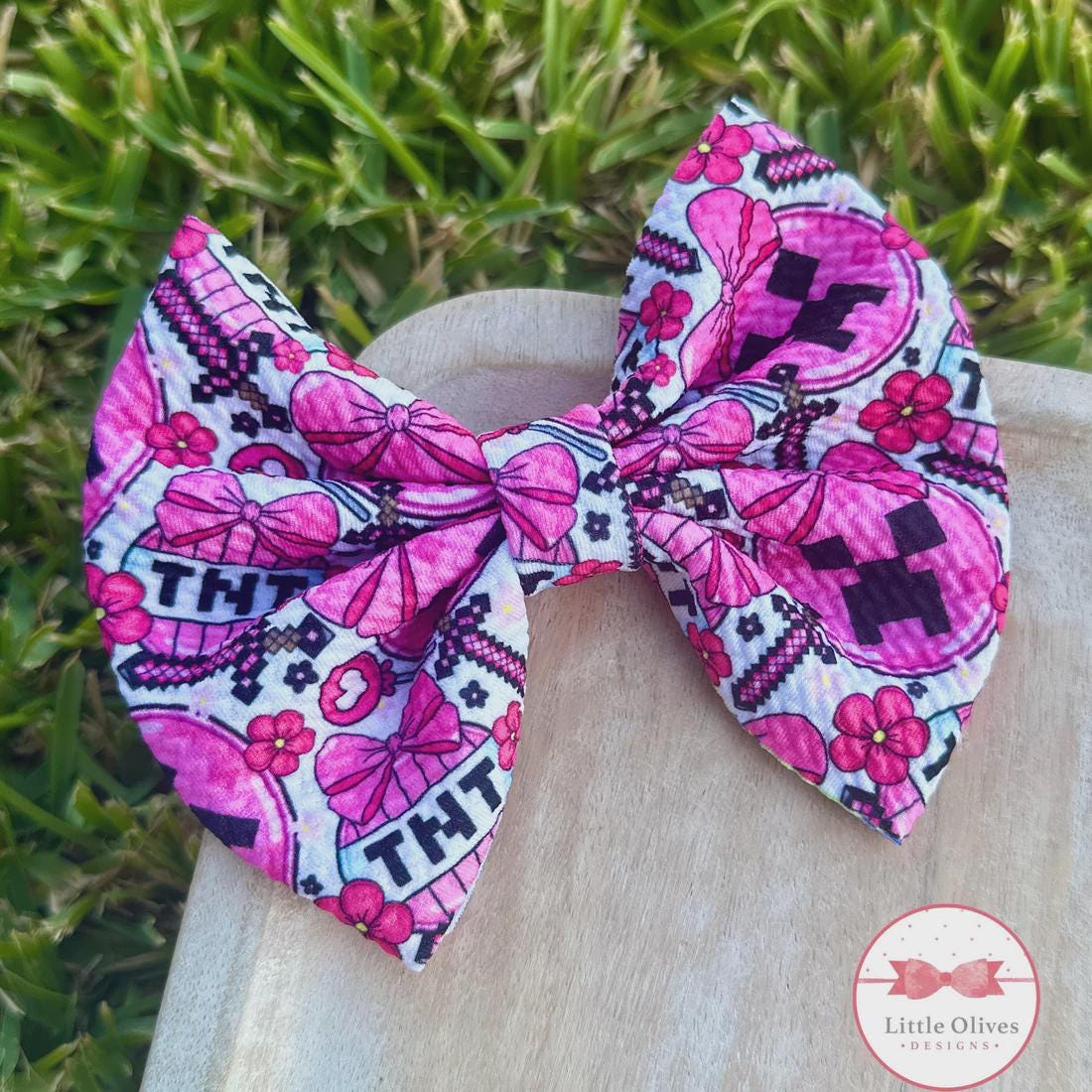 Block game pink TNT bow