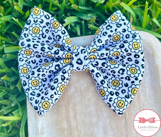 LEOPARD DAISY SMILES BOW