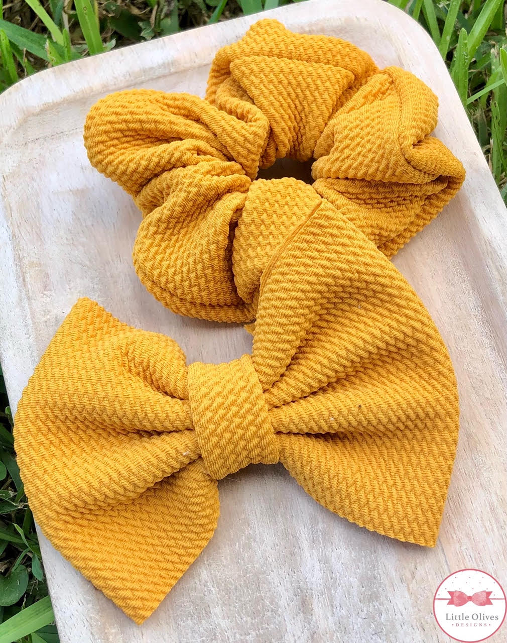 GOLD SCRUNCHIE OR BOW