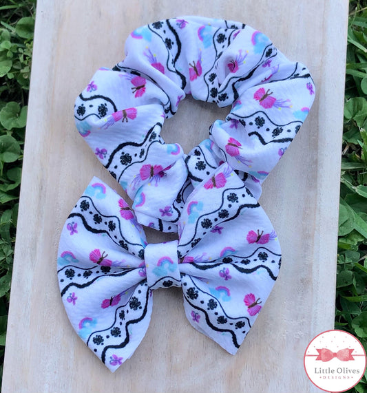 MAGICAL SISTERS - NO GIFT SISTER WHITE SCRUNCHIE AND BOW