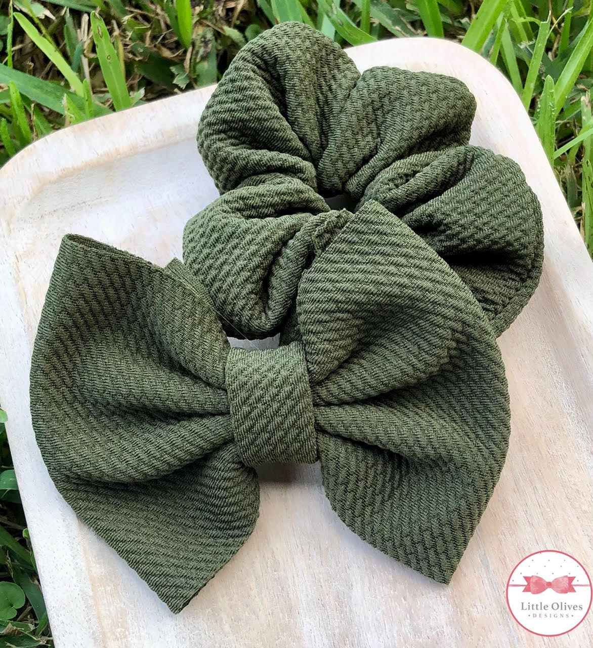 OLIVE SCRUNCHIE OR BOW