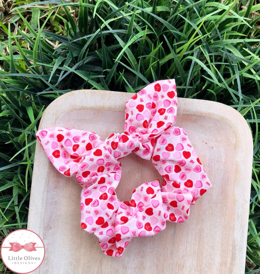 RED CONVERSATION HEARTS SCRUNCHIE W/TIE