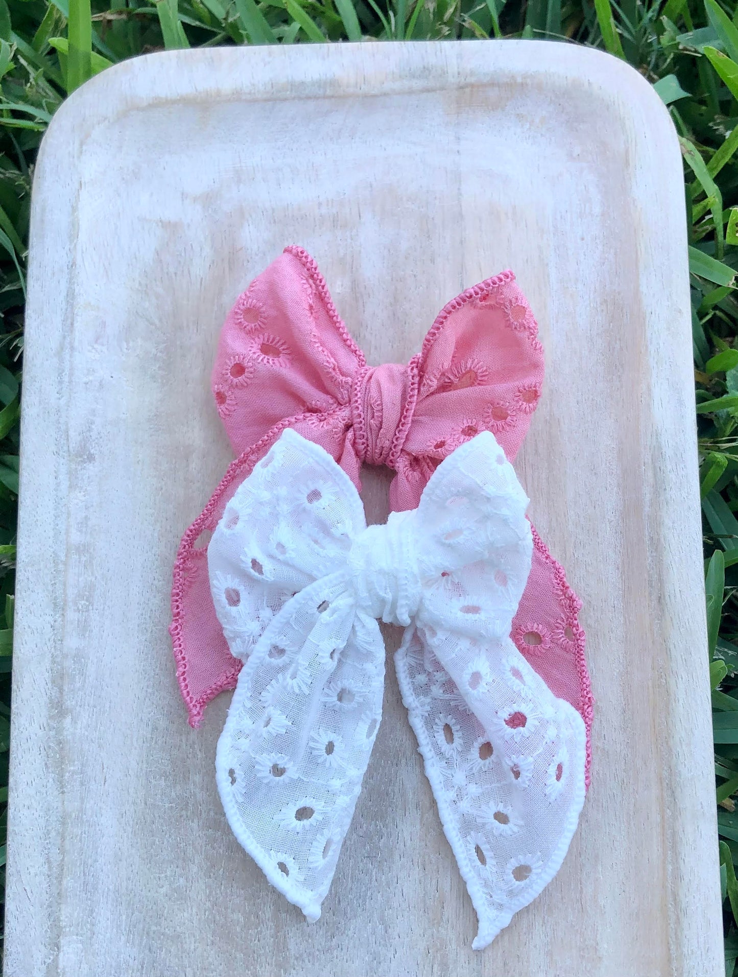 MINI EYELET HAND TIED BOW