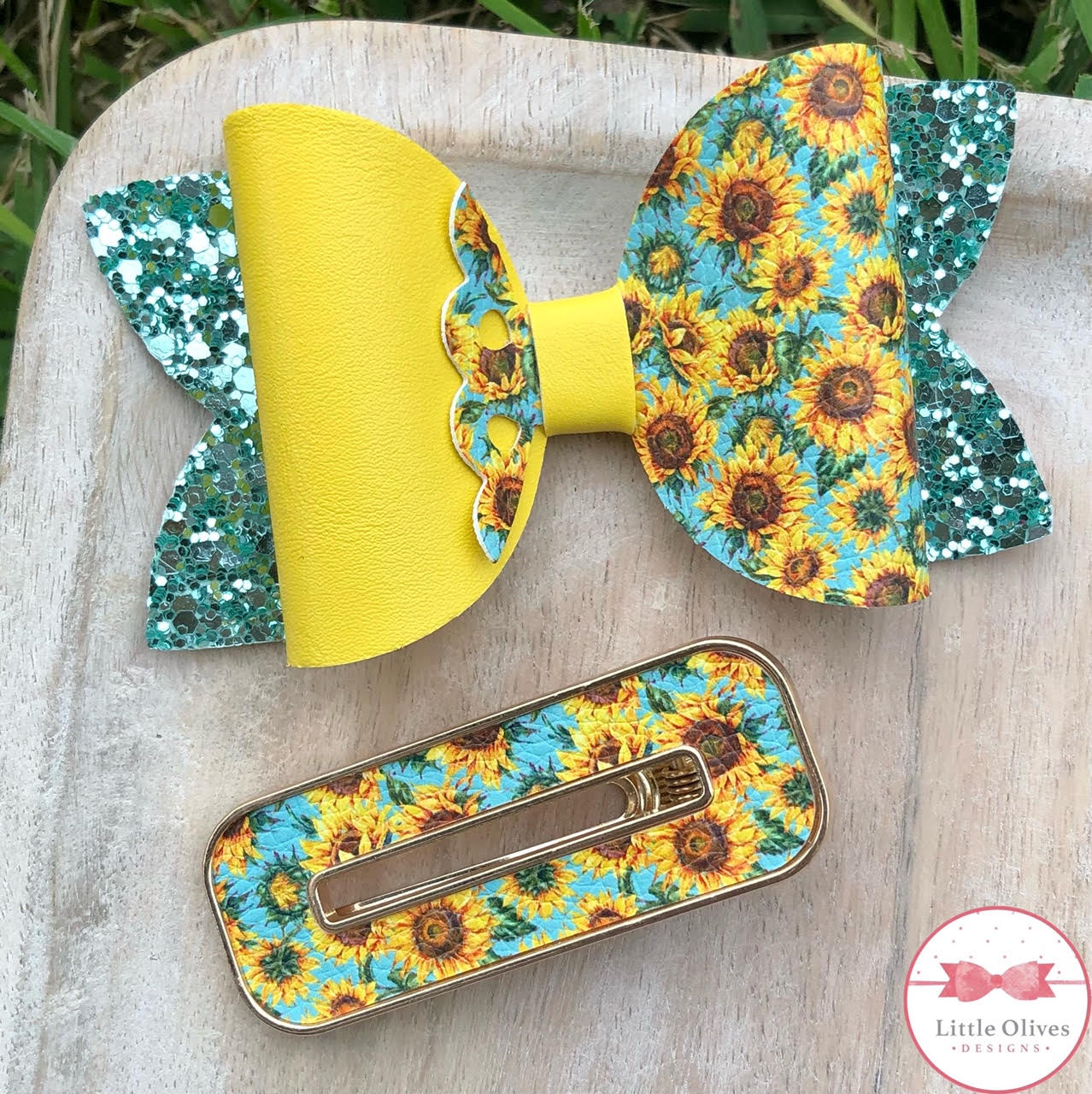 BLUE SUNFLOWER FIELDS SCALLOPED BOW & CLIP