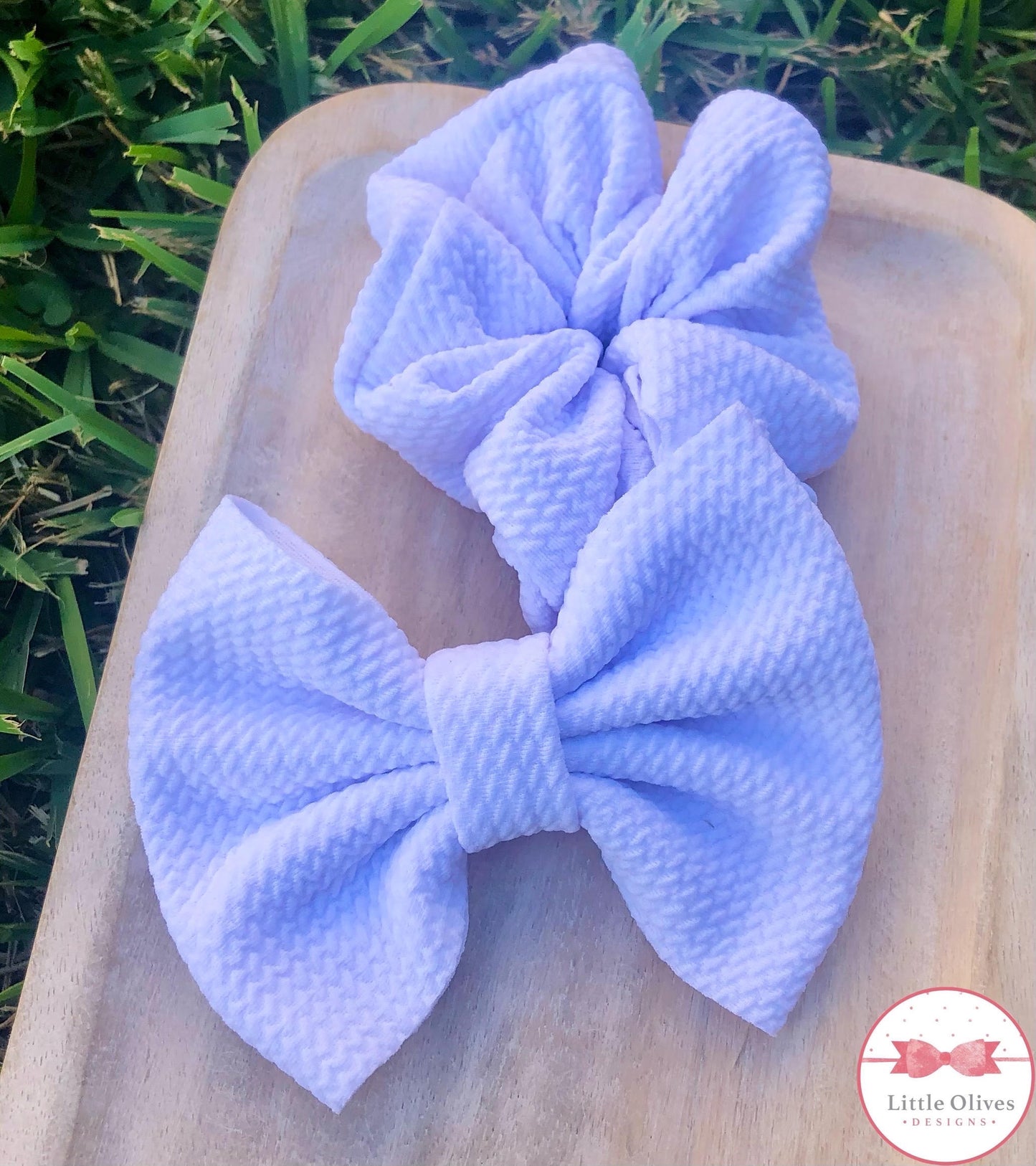 WHITE SCRUNCHIE OR BOW